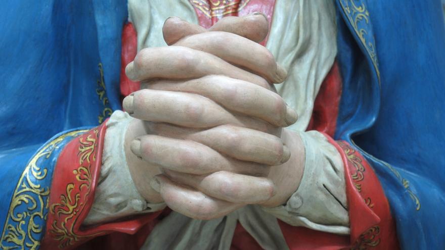 Detalle de las manos restauradas imagen de una escultura policromada detalle de las manos