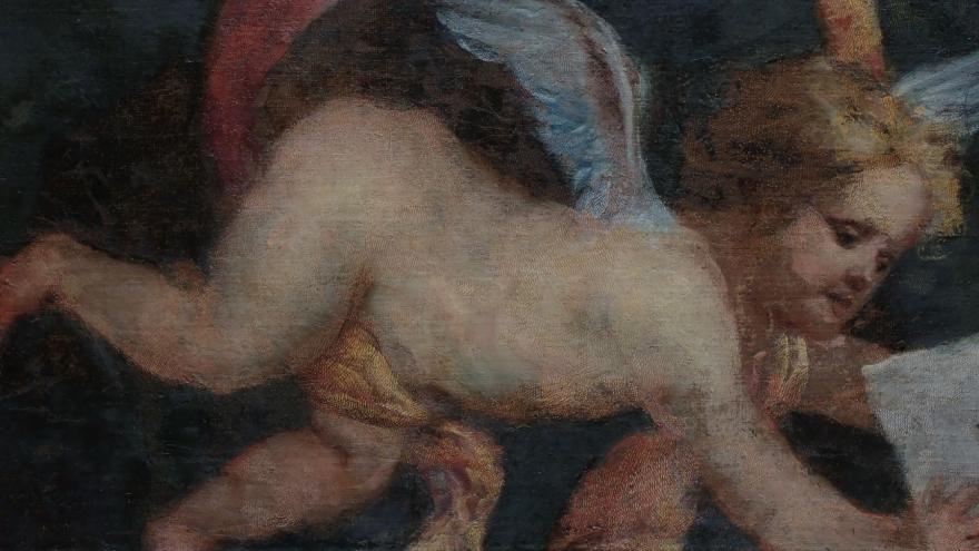 detalle de una pintura representando a un ángel en posición horizontal
