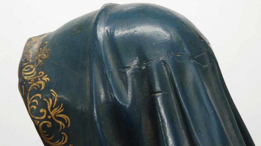 Detalle del estado inicial del manto de la escultura imagen de una escultura de madera pintada en detalle