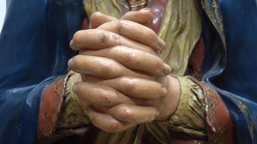 Detalle de la escultura en su estado inicial imagen de una escultura de madera pintada detalle de las manos