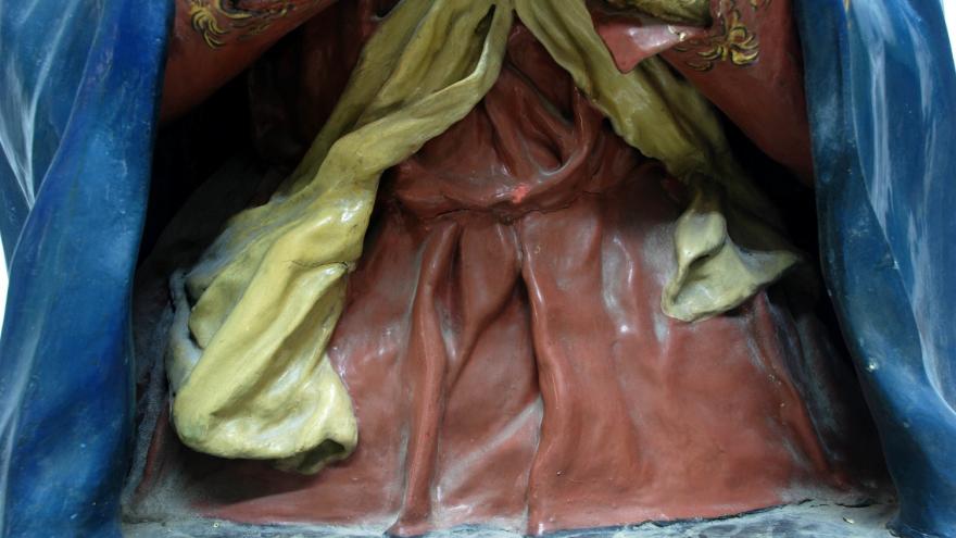 Estado inicial de la policromía imagen de ropajes de la escultura con suciedad acumulada