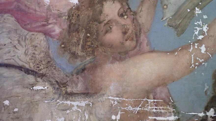 imagen del detalle de una pintura donde se observa un personaje femenino con pérdidas pictóricas