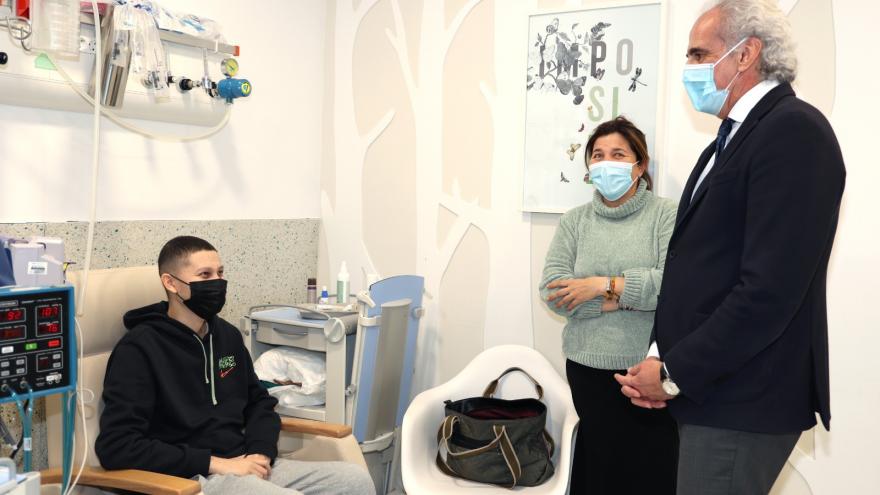 La Comunidad de Madrid inicia un estudio pionero en España para prevenir riesgos cardiovasculares en supervivientes de cáncer infantil El consejero Enrique Escudero en su visita al hospital
