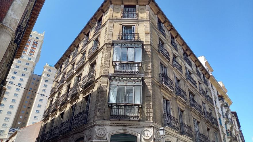 fachada edificio con 5 pisos y dos balcones cubiertos Vista desde la esquina