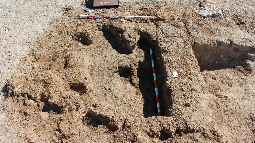 detalle excavación arqueológica con orificios en el suelo