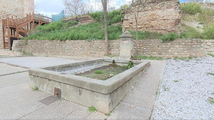 Pileta rectangular con agua, dos caños, pilar y desagüe