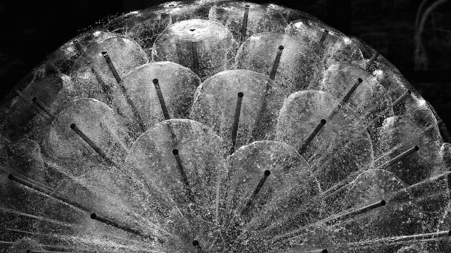 Imagen en blanco y negro de una fuente ornamental