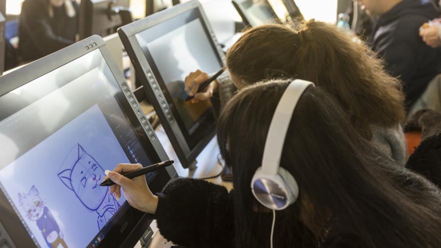 Unas chicas dibujando sobre una pantalla