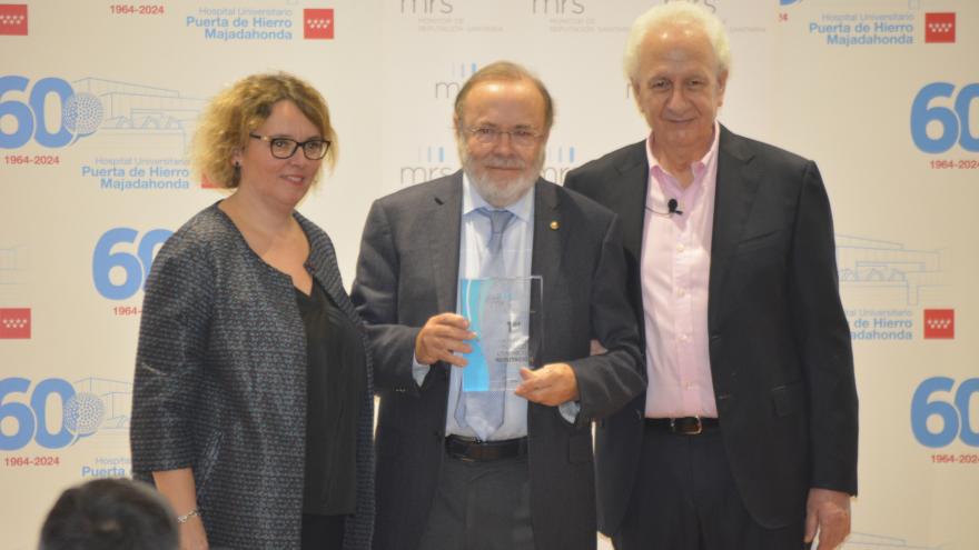 Rafael Pérez-Santamarina, gerente del Hospital La Paz, recogiendo el premio.