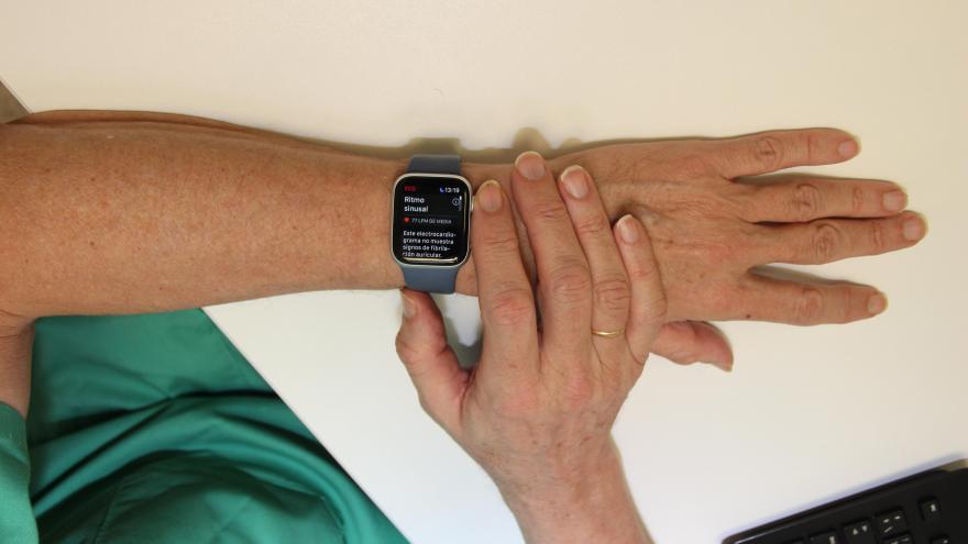 El reloj en la muñeca de un médico