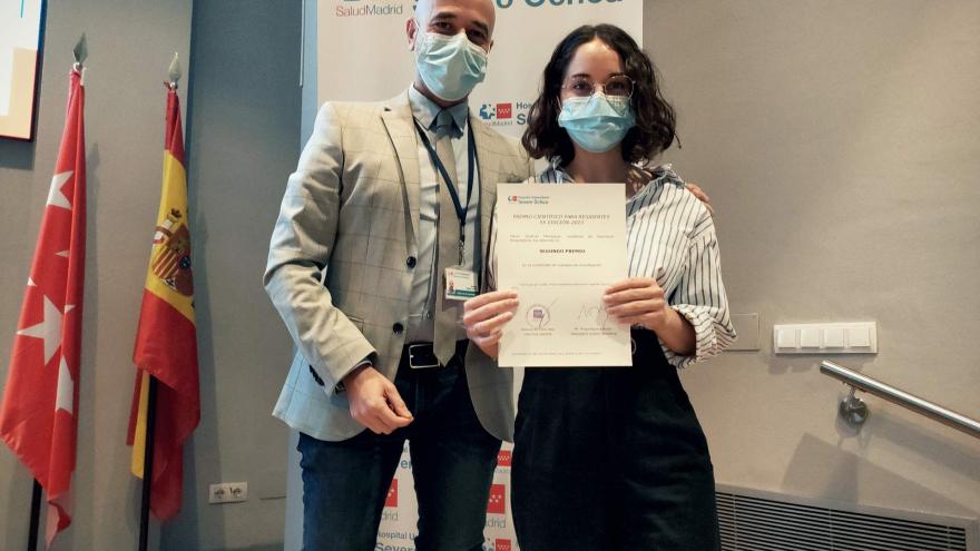 manuel ibáñez entrega el segundo premio sobre trabajo científico a maría meseguer