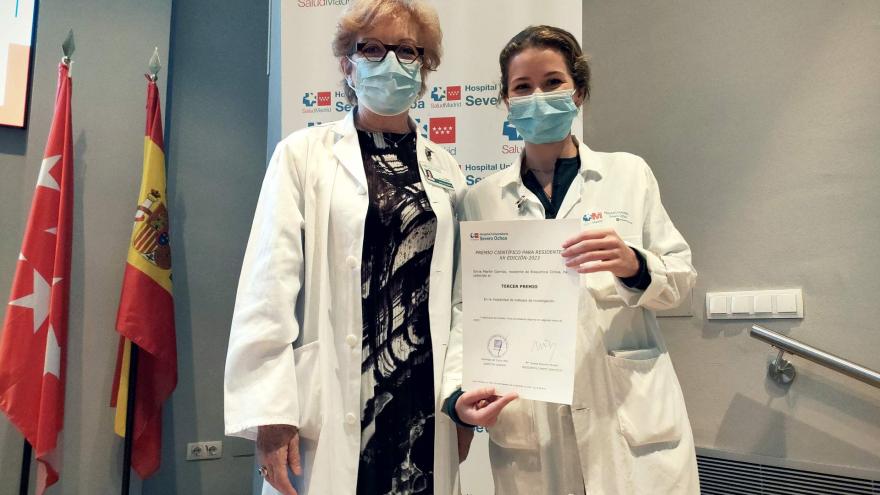 maría teresa requena entrega el tercer premio sobre trabajo científico a silvia martín