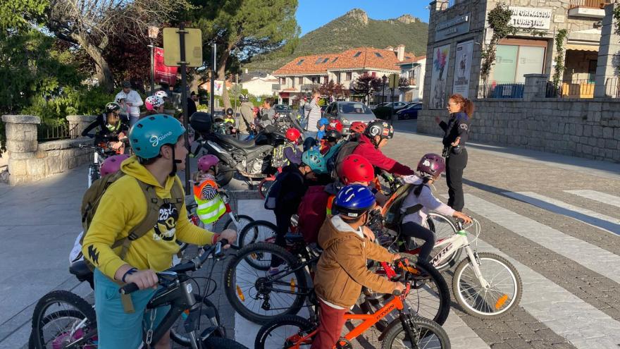Hoyo de Manzanres en bici al cole