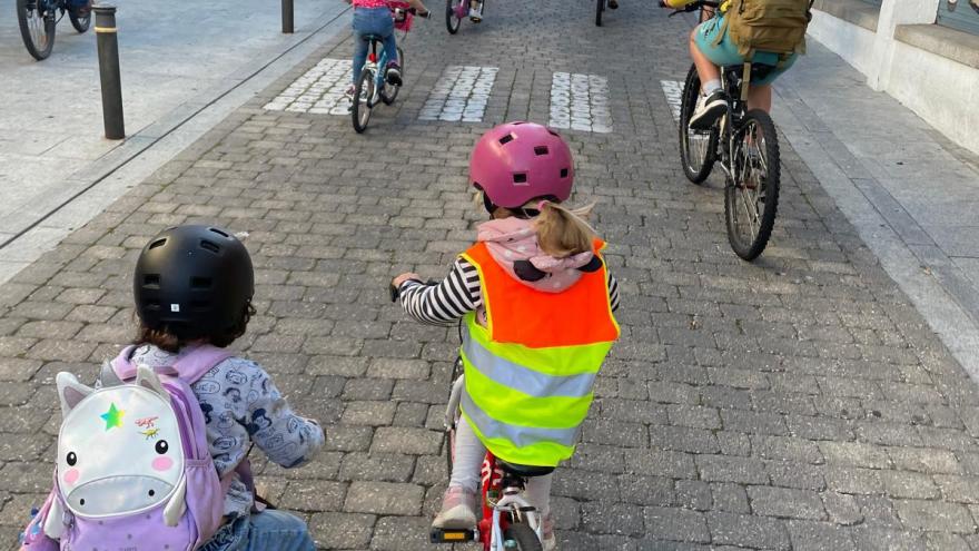 Hoyo de Manzanres en bici al cole