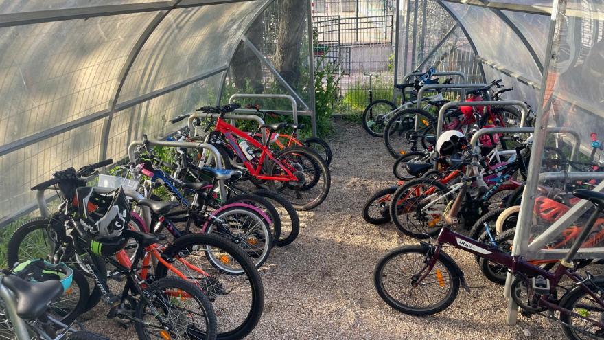 Hoyo de Manzanres en bici al cole 