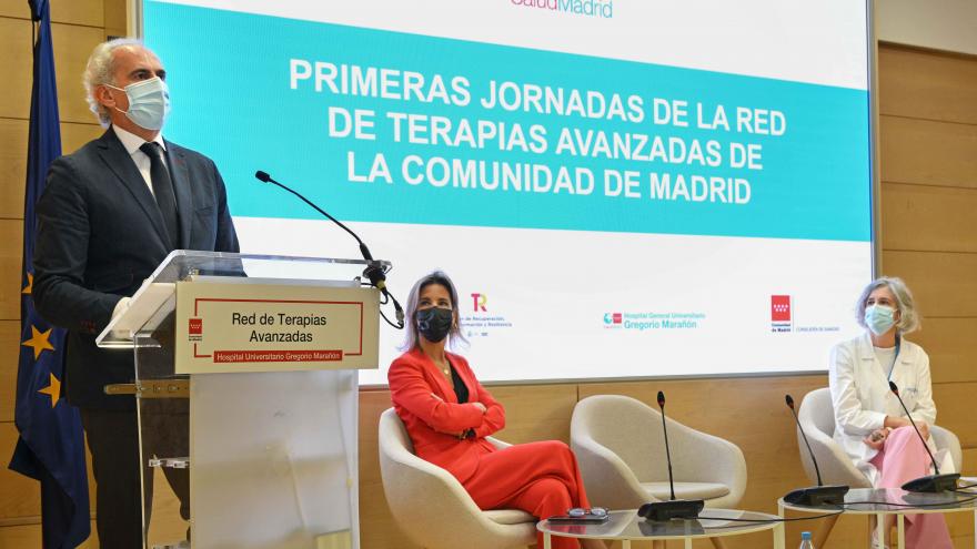 El consejero durante su intervención en el atril del acto