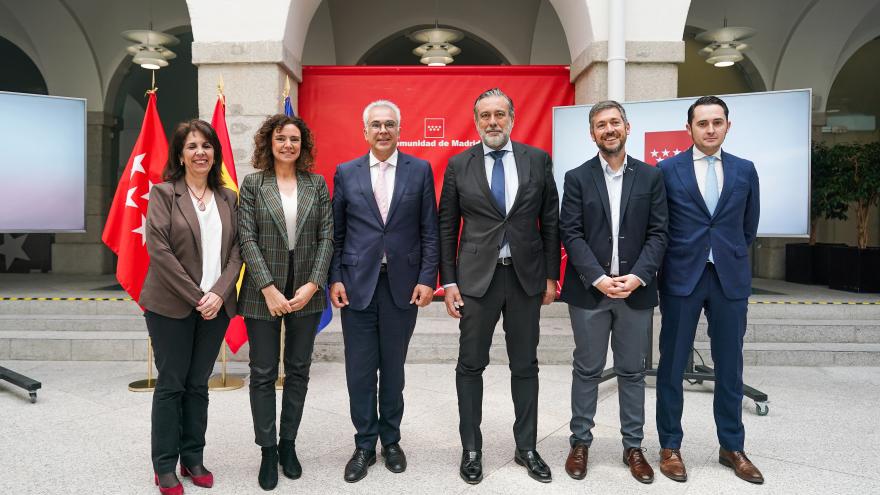 López e Izquierdo junto a otros representantes