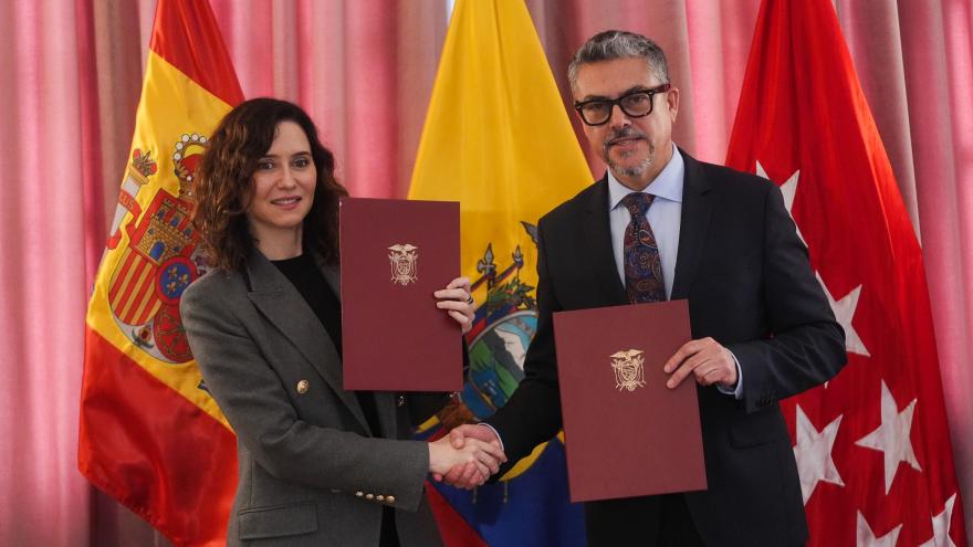 Díaz Ayuso firma en Quito la acreditación profesional de ecuatorianos en Madrid para “atraer grandes profesionales a su otra casa”