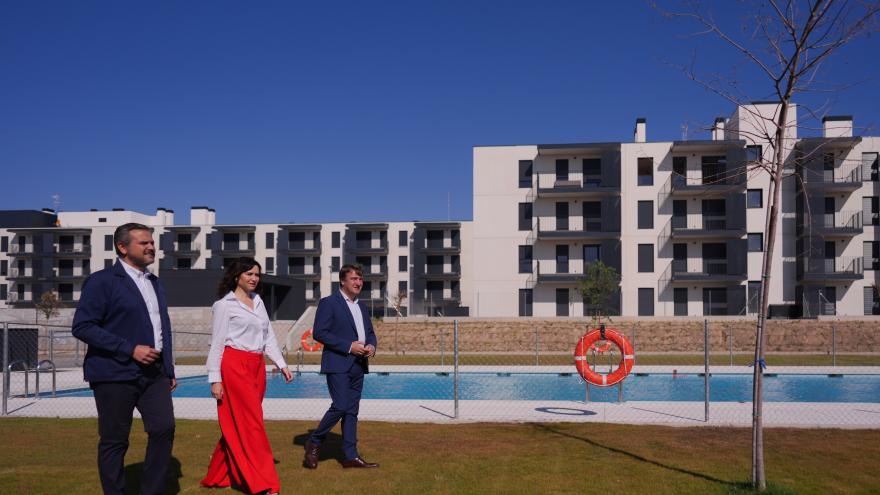 Díaz Ayuso ha visitado una nueva promoción de 354 viviendas del Plan VIVE de alquiler asequible en Tres Cantos La presidenta Isabel Díaz Ayuso