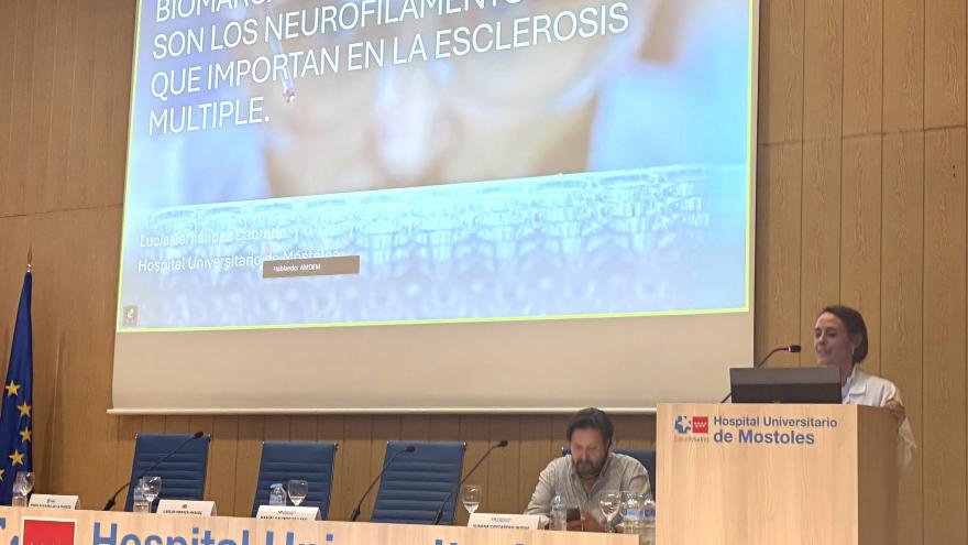 La dra. Lucía Fernández durante su intervención. Jornadas EM Jornadas Esclerosis Multiple 2025 Neurología Hospital de Móstoles