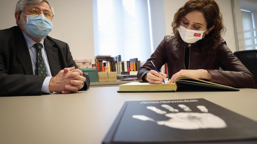 La presidenta firma el libro