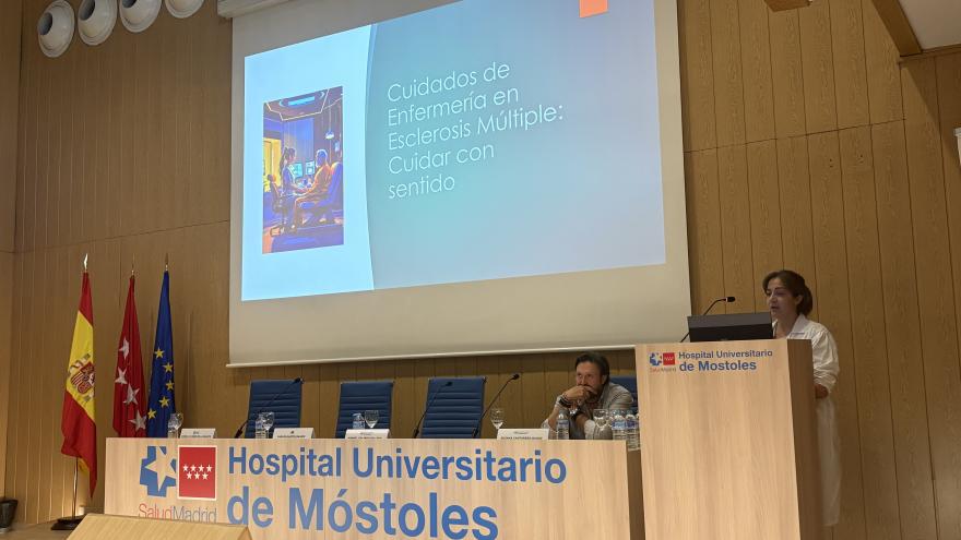 La enfermera Joana Gutiérrez explicando los cuidados de enfermería en EM Jornadas Esclerosis Multiple 2025 Enfermería Hospital de Móstoles
