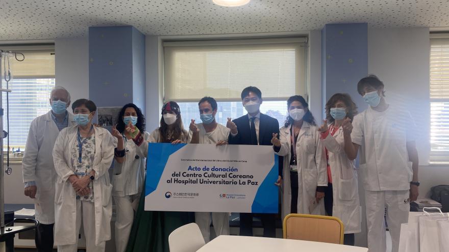 El Centro Cultural Coreano hizo una donación de 150 libros