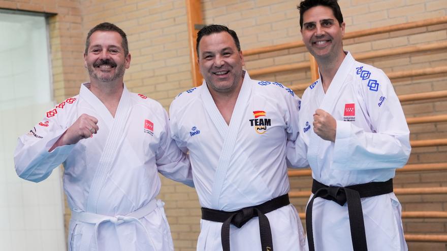 Más de 60 estudiantes madrileños asisten a una clase magistral de kárate del campeón del mundo Iván Leal Los consejeros Viciana y De Paco Serrano