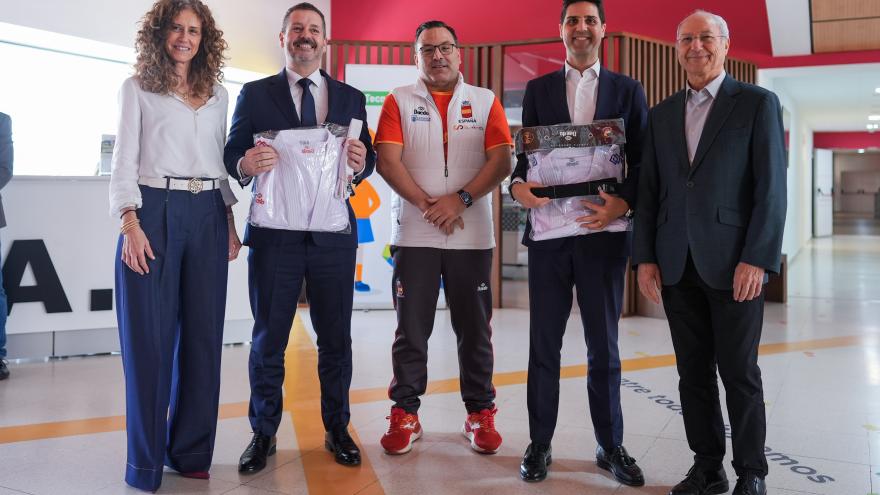 Más de 60 estudiantes madrileños asisten a una clase magistral de kárate del campeón del mundo Iván Leal Los consejeros Viciana y De Paco Serrano