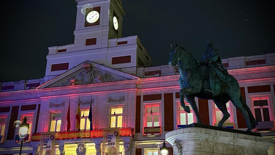 La Comunidad de Madrid ilumina la Real Casa de Correos con los colores de la bandera de España para conmemorar la Fiesta Nacional La Real Casa de Correos