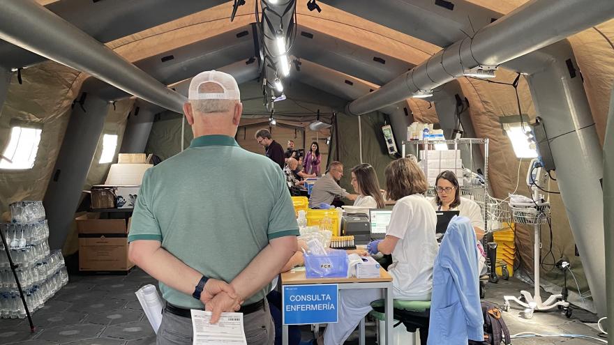 Pacientes en el interior de la carpa de la UME