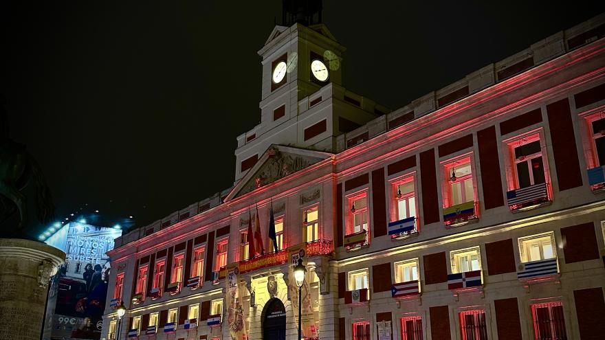 La Comunidad de Madrid ilumina la Real Casa de Correos con los colores de la bandera de España para conmemorar la Fiesta Nacional La Real Casa de Correos