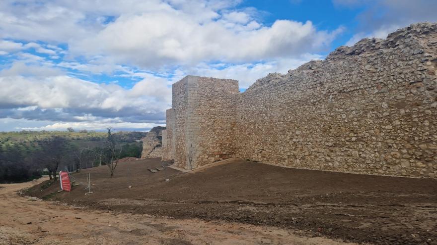 muralla en piedra y torre de castillo