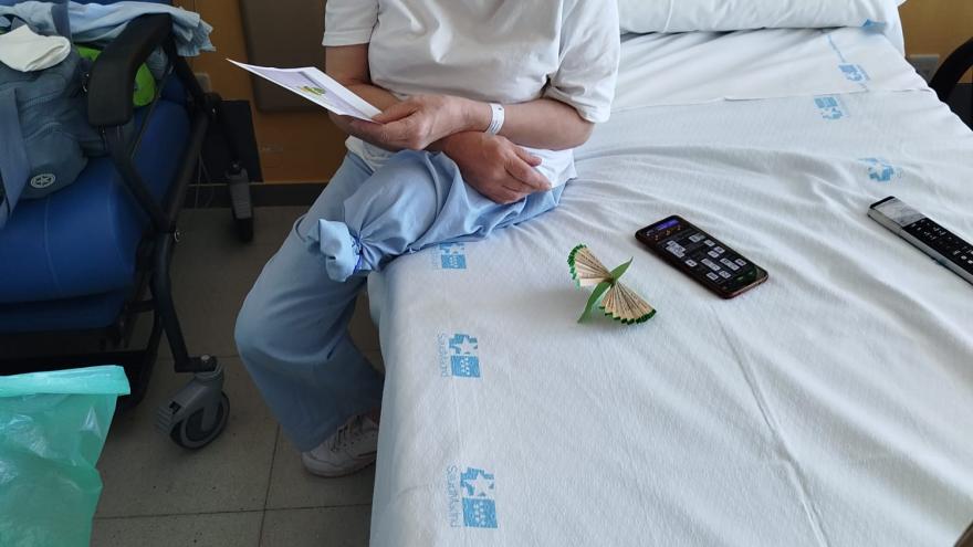 paciente celebrando dia libro hospital guadarrama