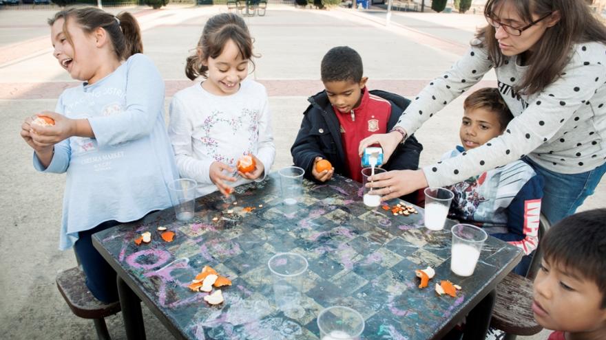 niños desayunando en el patio