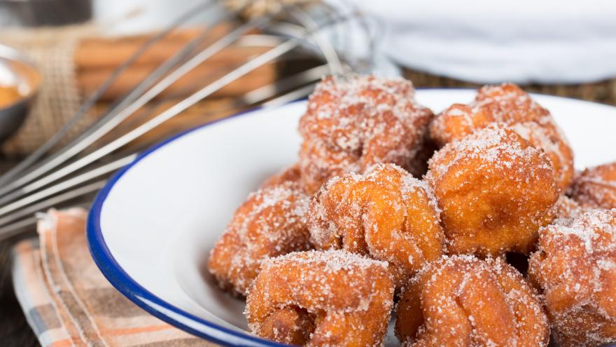 Tradicionales buñuelos y huesos de santo