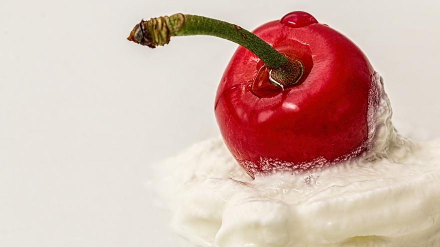 Tazón de cerezas con yogur