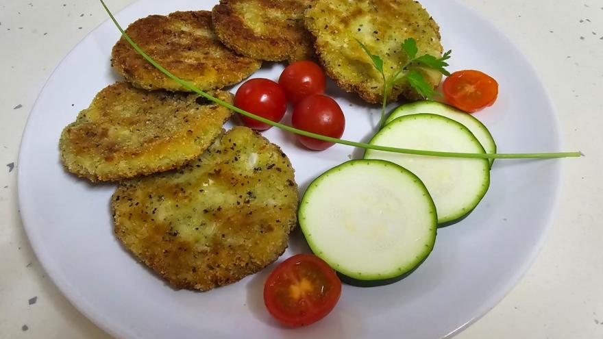 plato con hamburguesas de calabacin y tomates cherry