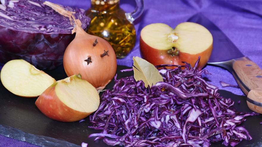 lombarda troceada con pedazos de manzana