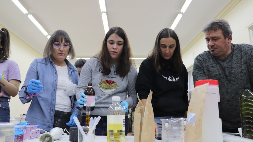 Alumnos en sesión práctica de extracción de compuestos de plantas en un curso del IMIDRA