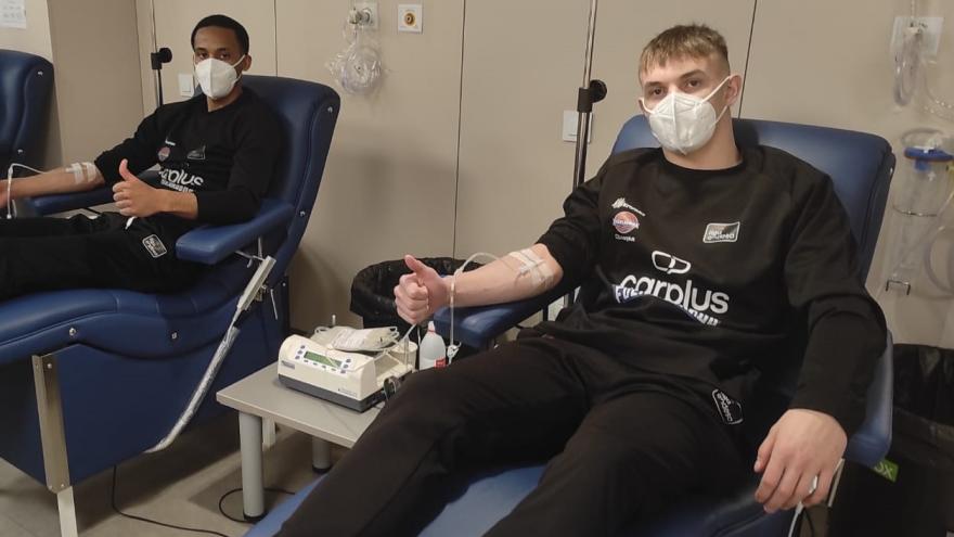Chicos donan sangre en un hospital