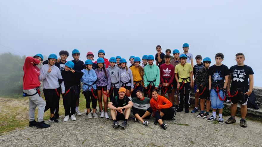 Fotos chicos y chicas con casco azul en Barria