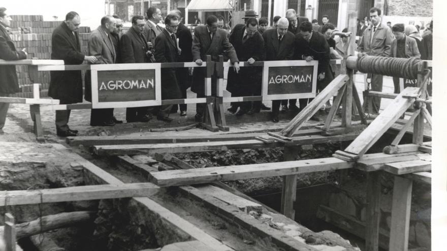 Imágenes del libro de la historia de las 42 primeras estaciones de Metro