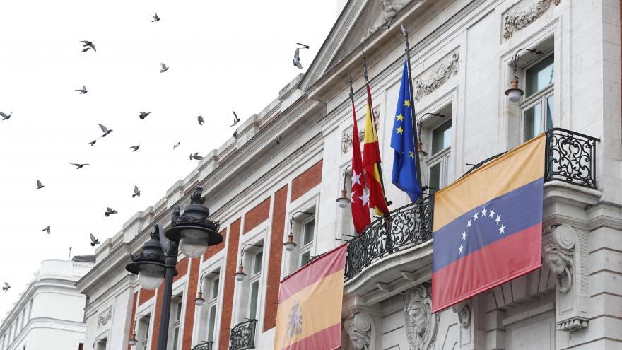 La sede del Gobierno regional en la Puerta del Sol luce en su balcón principal la bandera de Venezuela 2