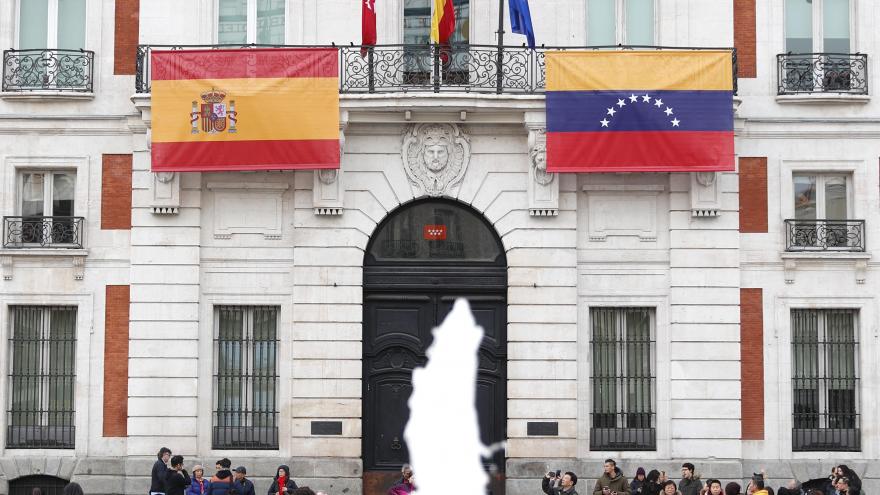 La sede del Gobierno regional en la Puerta del Sol luce en su balcón principal la bandera de Venezuela 6