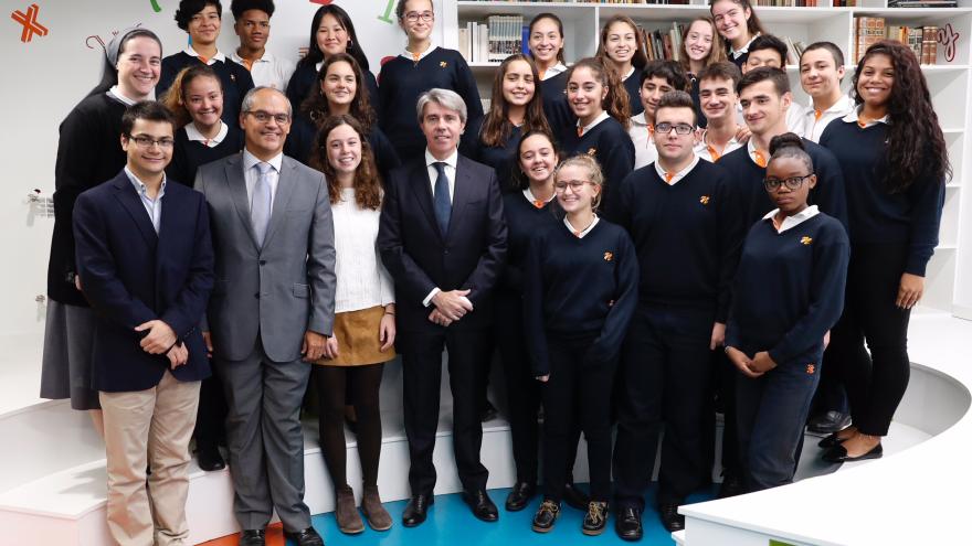El presidente regional, Ángel Garrido, visita el colegio Nazaret Oporto, un centro concertado que oferta estudios de Bachillerato