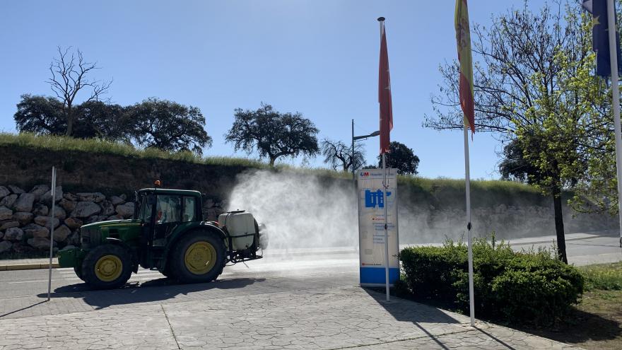 Agricultores en labores de desinfección de infraestructuras esenciales