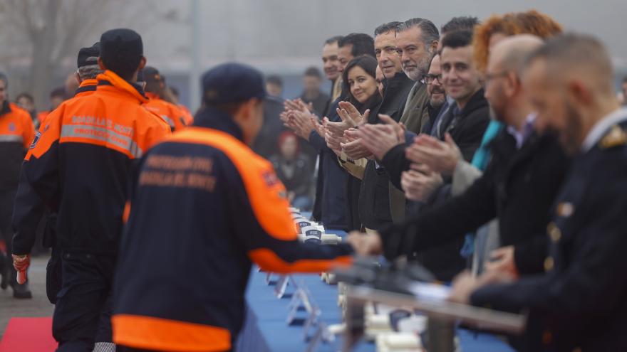 Enrique López entrega los diplomas a los nuevos miembros de Protección Civil