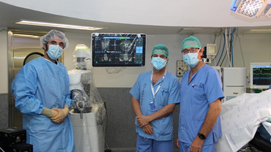 Cirujanos en la operación