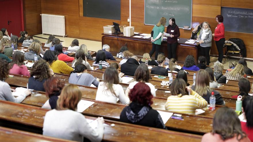 Aspirantes a la OPE Sanitaria, minutos antes de iniciar el primer examen Más de 2.100 personas participan en una histórica carrera por el centro de la capital para celebrar el Centenario de Metro